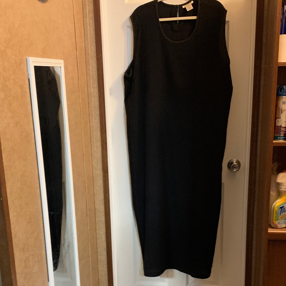 Raviya Black Sleeveless Midi Dress